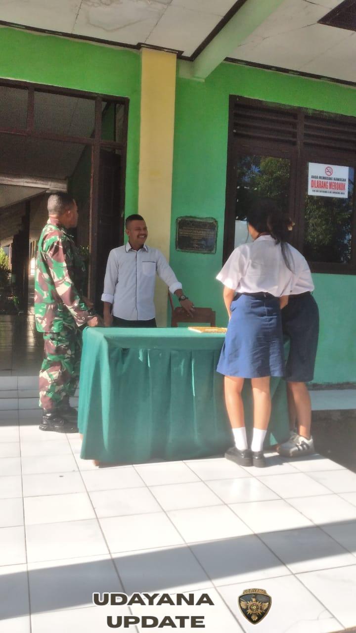 Sertu Soleman Missa dan Guru Bersama Tertibkan Siswa