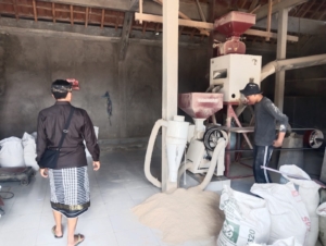 Babinsa Koramil Susut Laksanakan Komsos di Penggilingan Padi Desa Demulih