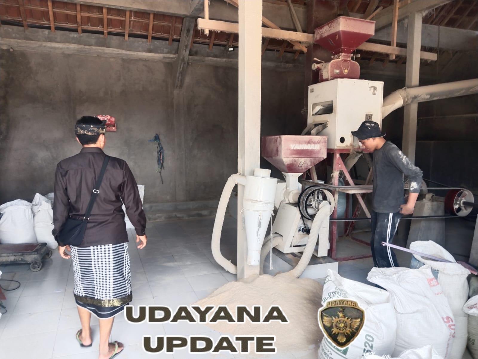 Babinsa Koramil Susut Laksanakan Komsos di Penggilingan Padi Desa Demulih