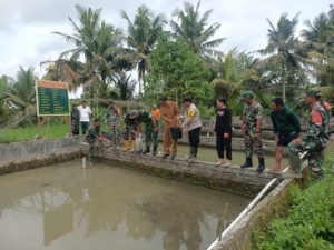 Anggota Koramil 02/Susut Bersama Warga Tebar Bibit Ikan Lele Dumbo Dukung Program Ketahanan Pangan