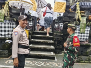 Dua Babinsa Koramil Klungkung Gelar Pengamanan Piodalan Di Wilayah Binaan