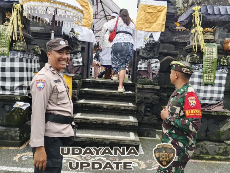 Dua Babinsa Koramil Klungkung Gelar Pengamanan Piodalan Di Wilayah Binaan