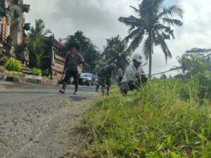 Anggota Koramil 1626-02/Susut Turut Serta dalam Karya Bakti di Desa Bunutin