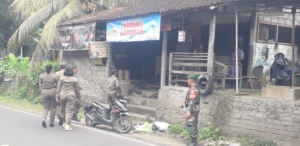 Jaga keamanan dan ketertiban serta keindahan, Personel Kodim 1623/Karangasem laksanakan penertiban reklame.