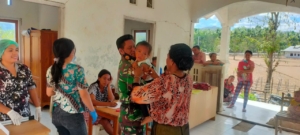 Sinergi Babinsa Dan Nakes Laksanakan Penimbangan Balita Tuakau