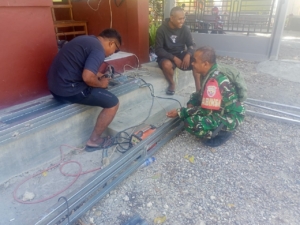 Sinergi Babinsa dan Warga Sukseskan Pembangunan Aula Desa Baumata