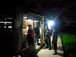Antisipasi Cuaca Ekstrem, Babinsa Sigap Patroli Malam di Mapak Reong
