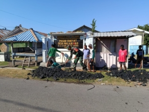 TNI dan Warga Malaju Bergandengan Jaga Kebersihan Desa