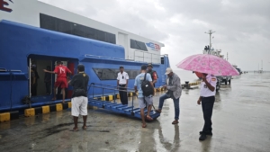 TNI Koramil 1627-01/Baa Lakukan Pemantauan Rutin Kedatangan Kapal Expres Bahari 8E