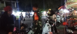 ‎Babinsa Sikur Ajak Warga Aktif Ronda Malam Jaga Keamanan Lingkungan