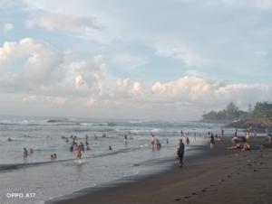 Ratusan Warga Antusias Melukat di Pantai Lebih, Babinsa Pastikan Kegiatan Aman