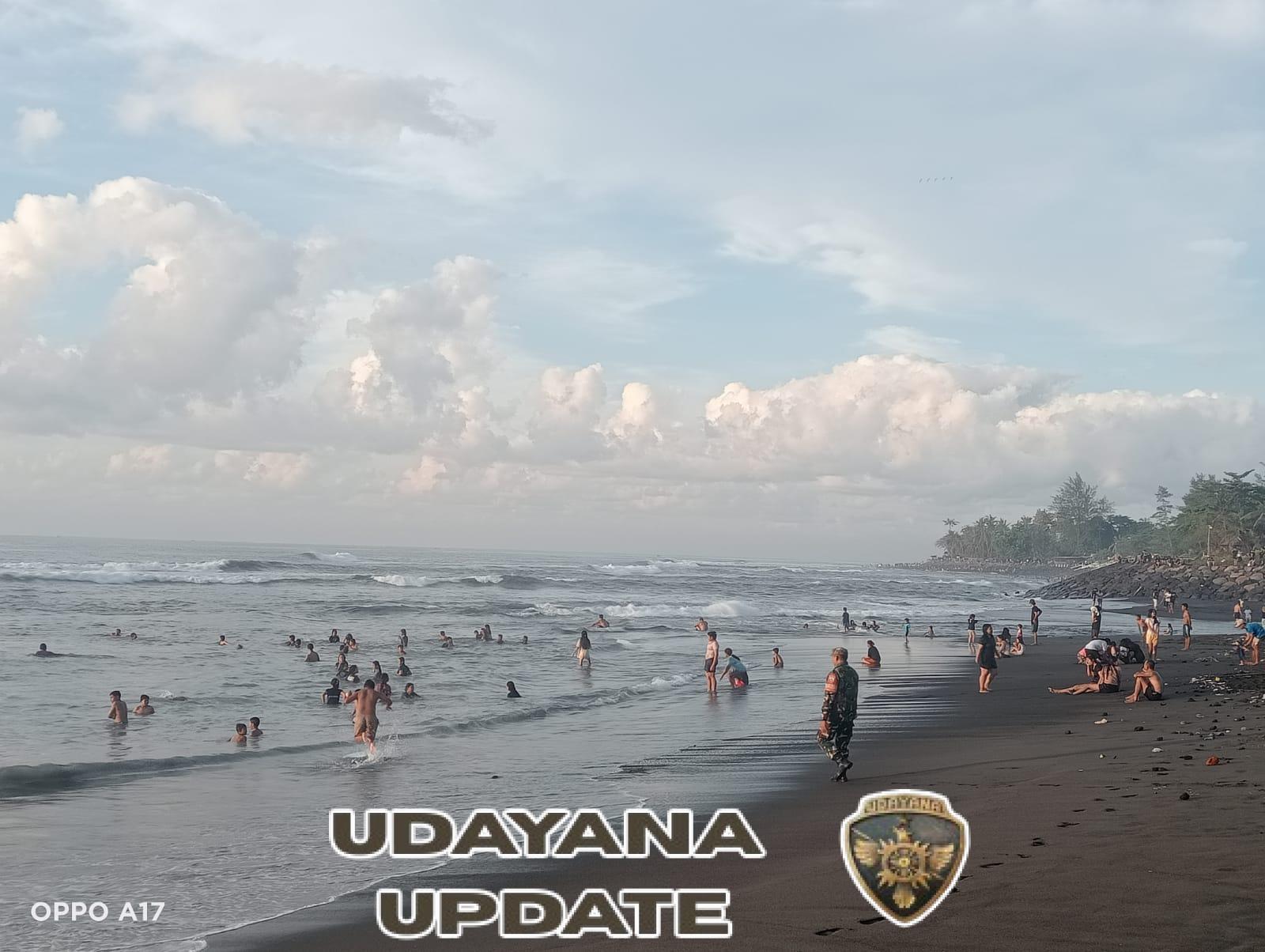 Ratusan Warga Antusias Melukat di Pantai Lebih, Babinsa Pastikan Kegiatan Aman