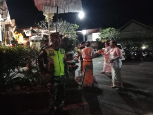 Sinergi Babinsa, Bhabinkamtibmas, dan Pecalang Jaga Kelancaran Upacara Adat di Petulu