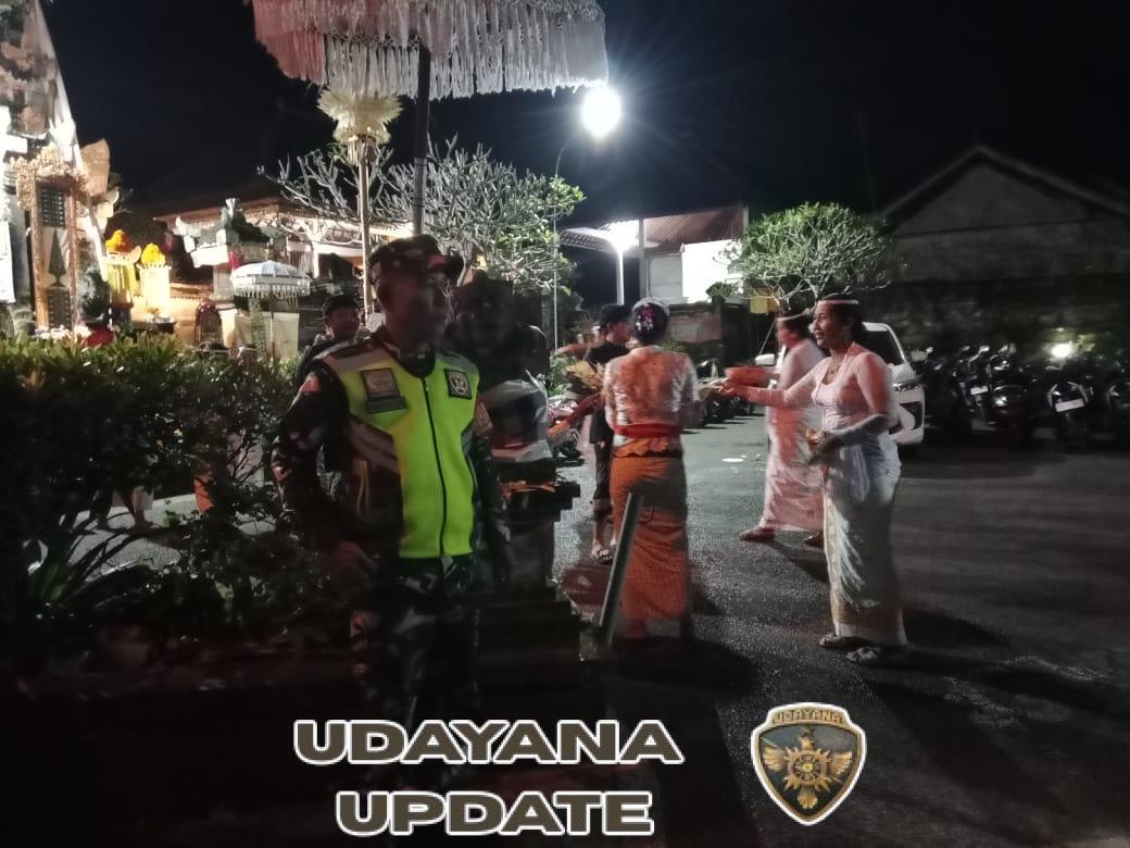 Sinergi Babinsa, Bhabinkamtibmas, dan Pecalang Jaga Kelancaran Upacara Adat di Petulu