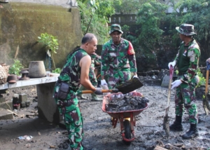 TNI dan Masyarakat Paguyangan Bergotong Royong Bersihkan Lingkungan Pasca Banjir