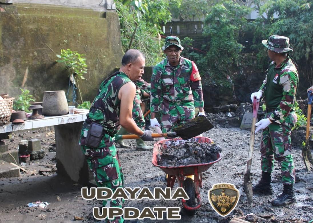 TNI dan Masyarakat Paguyangan Bergotong Royong Bersihkan Lingkungan Pasca Banjir