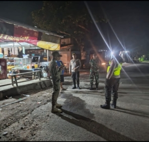 ‎Cegah Gangguan Keamanan, Babinsa Serka M. Kamarudin Patroli Malam di Desa Perian