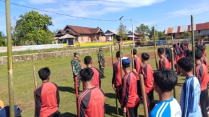 Tingkatkan Kedisiplinan, Babinsa Taliwang Bimbing PBB di SMP Negeri Rarak Ronges