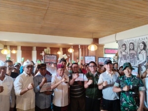 Gubernur Bali Tinjau Pencairan Bantuan BNPB untuk Pedagang Terdampak Banjir di Pasar Kumbasari, di Damping Dandim1611/Badung