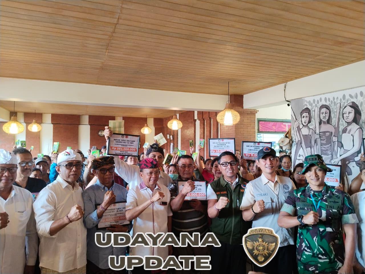 Gubernur Bali Tinjau Pencairan Bantuan BNPB untuk Pedagang Terdampak Banjir di Pasar Kumbasari, di Damping Dandim1611/Badung