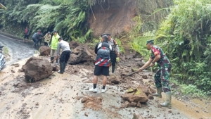 Babinsa Kelurahan Kawan Sigap Evakuasi Material Longsor di Wilayah Binaan