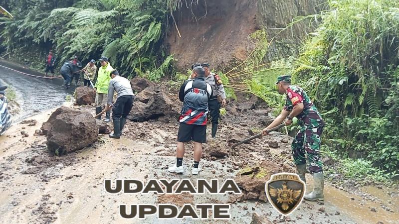 Babinsa Kelurahan Kawan Sigap Evakuasi Material Longsor di Wilayah Binaan