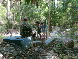 Pastikan Pompa Hidram Berfungsi Baik, Babinsa Amanuban Tengah Turun Langsung ke Lapangan
