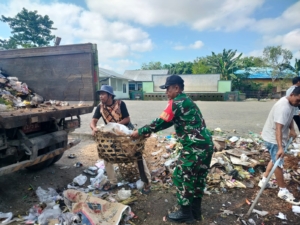Wujudkan Lingkungan Sehat, Babinsa Sesela Pimpin Gotong Royong