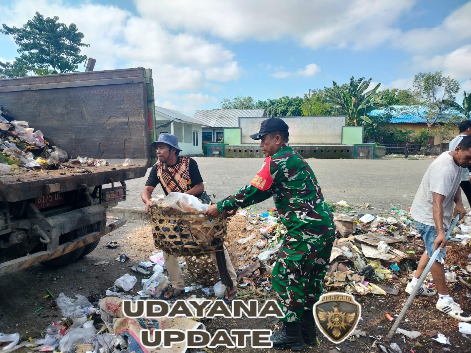 Wujudkan Lingkungan Sehat, Babinsa Sesela Pimpin Gotong Royong