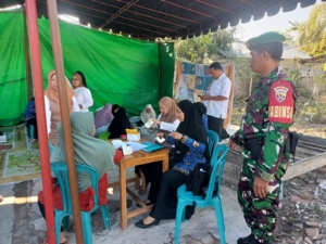 Perkuat Kemanunggalan TNI-Rakyat, Babinsa Seteluk Tengah Hadir di Tengah Kegiatan Posyandu
