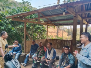 Babinsa Kodim 1602/Ende Tingkatkan Kamtibmas Lewat Komsos di Desa Dile