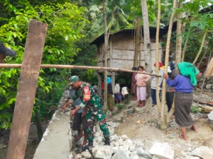 Kopda Melkyanus Lebok Da Cruz Perkuat Kemanunggalan TNI-Rakyat Melalui Karya Bakti di Ndori