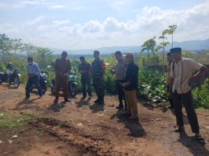 Pererat Komsos, Babinsa dan Bhabinkamtibmas Selesaikan Perselisihan Warga di Dusun Buncu