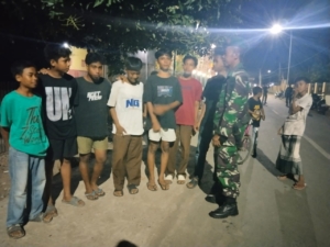 Ronda Malam Babinsa dan Warga di Desa Nipa, Himbau Hindari Penyalahgunaan Narkoba