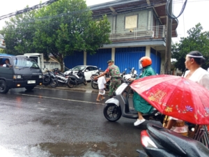 Babinsa Tegallalang Turut Kawal Prosesi Adat di Desa Keliki Agar Berjalan Tertib dan Lancar