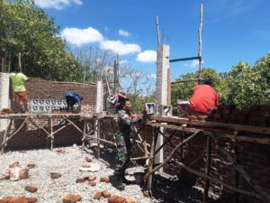 Wujud Kemanunggalan TNI Rakyat, Babinsa Koramil Halilulik Ikut Bantu Bangun Rumah Ibadah