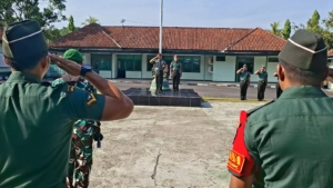 Dandim 1620/Loteng Pimpin Upacara Hari Sumpah Pemuda