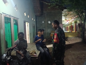 Ronda Malam Koramil Bolo, Babinsa Ajak Warga Jaga Desa dengan Kekeluargaan