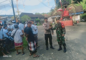 Babinsa 1623-05/Manggis bersinergi amankan upacara keagamaan.