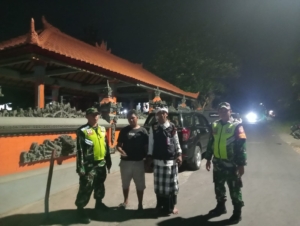 Tingkatkan Keamanan Lingkungan, Babinsa dan Pecalang Gelar Patroli Siskamling Malam Hari di Sawan