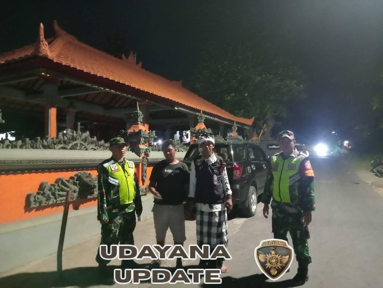 Tingkatkan Keamanan Lingkungan, Babinsa dan Pecalang Gelar Patroli Siskamling Malam Hari di Sawan