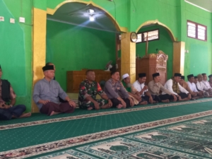 ‎Lewat Sholat Jumat dan Dialog, Babinsa Jalin Kedekatan dengan Masyarakat Senawang