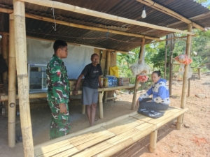 Babinsa Koramil 1602-04/Maurole Tingkatkan Sinergi Lewat Komsos di Desa Maurole Selatan