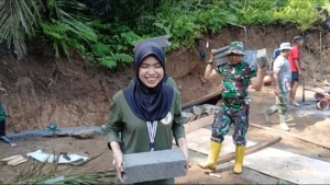 TMMD ke-126 dan Mahasiswa Unram Pasang Plat Duiker di Giri Madia