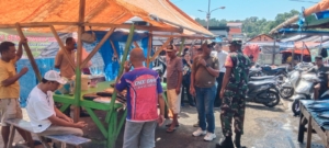 Babinsa Kodim 1602/Ende Kawal Pemindahan Pedagang Ikan di Pasar Mbongawani dengan Aman dan Tertib