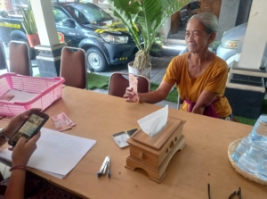 Babinsa Pastikan Pembagian Dana BLT Tahap ke-10 Berlangsung Lancar