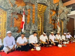 Wujud Sinergi Forkompincam, Danramil 1616-02/Ubud Ikuti Sembahyang Bersama di Banjar Panestanan Kelod
