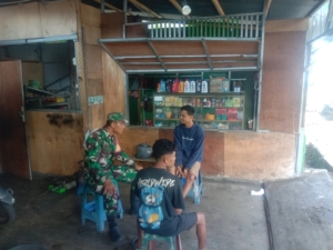 Babinsa Wolowaru Serap Aspirasi Warga Lewat Komsos di Desa Nduaria