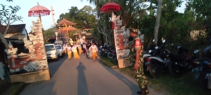 TNI dan Pecalang Kompak Wujudkan Kelancaran Piodalan di Desa Adat Celuk