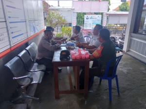 Babinsa dan Bhabinkamtibmas Desa Sulanyah Pererat Sinergi Lewat Kegiatan Komsos Bersama Warga